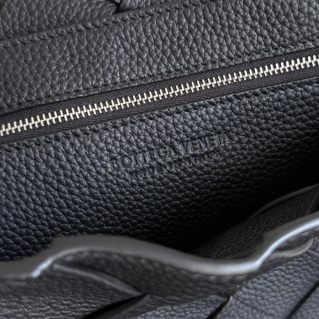 Batch 2220 BOTTEGA VENETA Bottega Veneta's 2025 new product Diago large cross-body bag is newly released [Celebration] [Celebration] The combination of pragmatism and Diago craftsmanship, high-quality leather with natural texture, soft and thick to the touch, different gloss refracted under different lights, flat The shape is clean and neat, there is no big logo, but it exudes calmness and nobility from any angle. The interior capacity is enough, and two power banks can be easily accommodated. There is also a small zippered pocket, which is especially suitable for easy-to-lose items such as access control cards. It is a bag that is both beautiful and practical👜 Style number: 815796 Size: 32*21.5*5cm Color: black